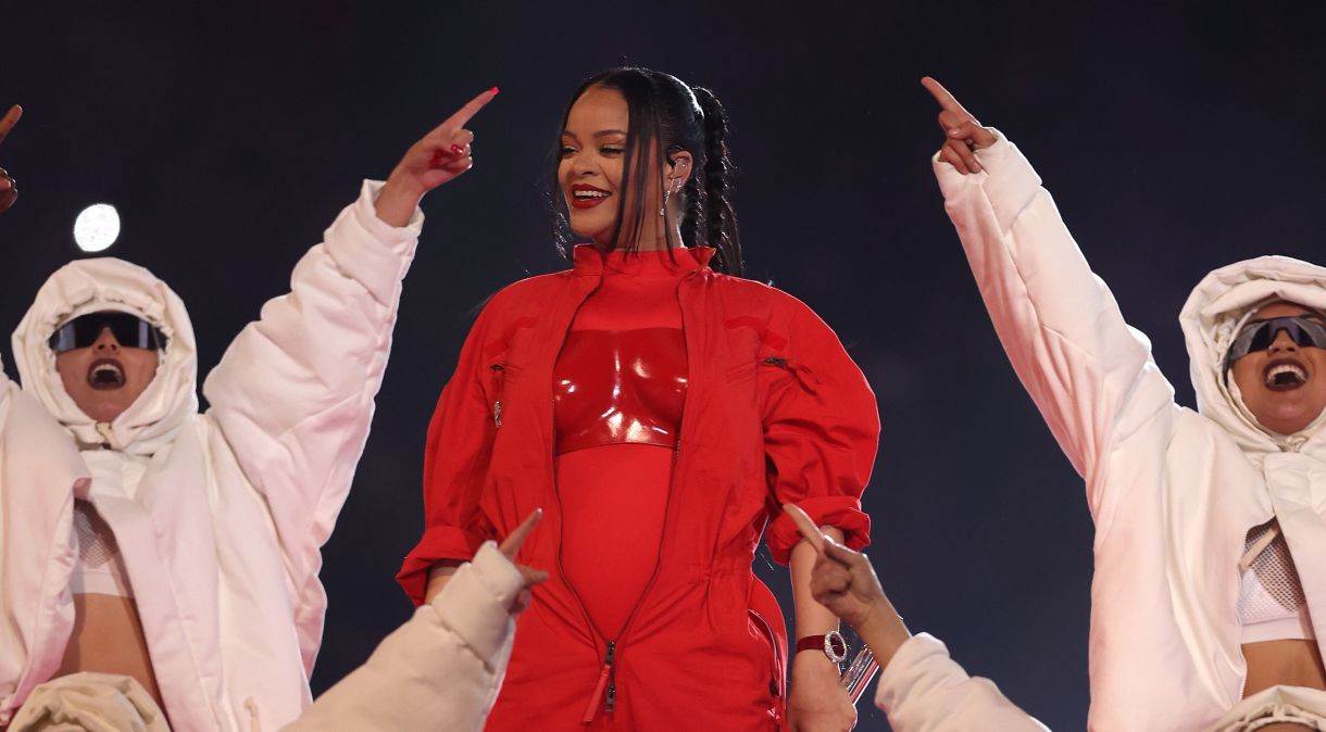 Rihanna se apresentou no show do intervalo do Super Bowl no State Farm Stadium em 12 de fevereiro de 2023 em Glendale, Arizona.