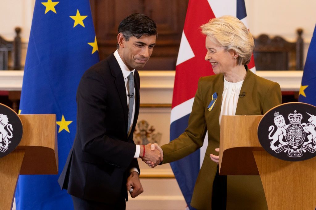 Primeiro-ministro do Reino Unido, Rishi Sunak, e a presidente da Comissão da UE, Ursula von der Leyen, após conclusão de acordos comerciais pós-Brexit para a Irlanda do Norte. 27 de fevereiro de 2023