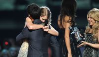 Taylor Lautner faz raro comentário sobre ex Taylor Swift que deixa esposa “chocada”