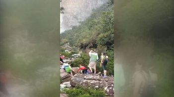 Um grupo de nove pessoas do Taiwan estava na Cachoeira do Tabuleiro quando foi surpreendido por uma tromba d'água