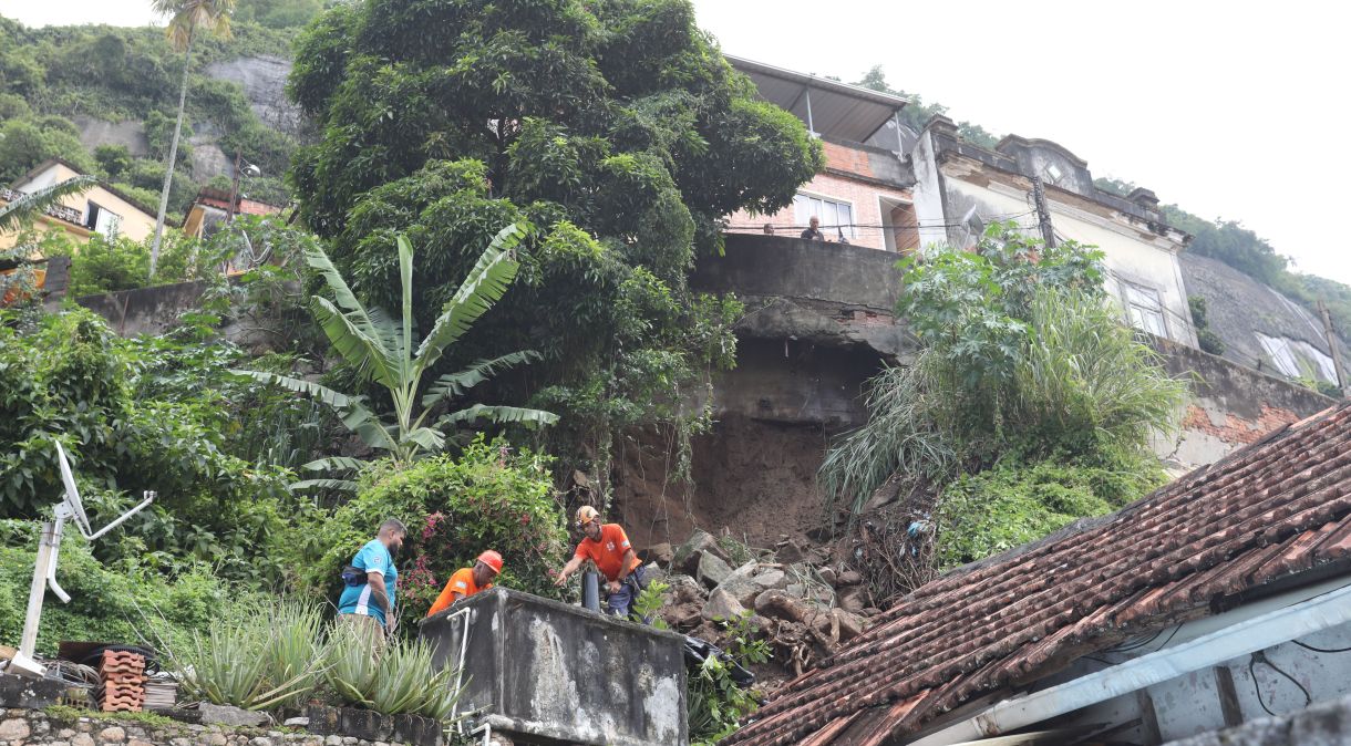 Idoso morreu após desabamento provocado pela chuva no bairro do Catete, no Rio de Janeiro