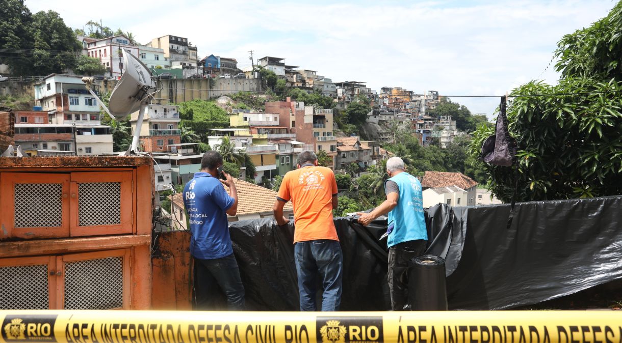 Deslizamento de terra provocou a morte de um idoso de 80 anos no Rio de Janeiro