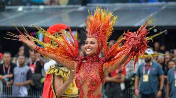 Vestimenta da rainha de bateria da Gaviões da Fiel contava com asas, garras e chamas que saiam da cabeça da apresentadora