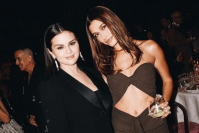 Selena Gomez pede para que fãs parem de ameaçar Hailey Bieber de morte