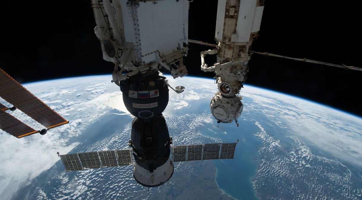 Soyuz MS-22 (primeiro plano) em outubro acoplada a um módulo da Estação Espacial Internacional