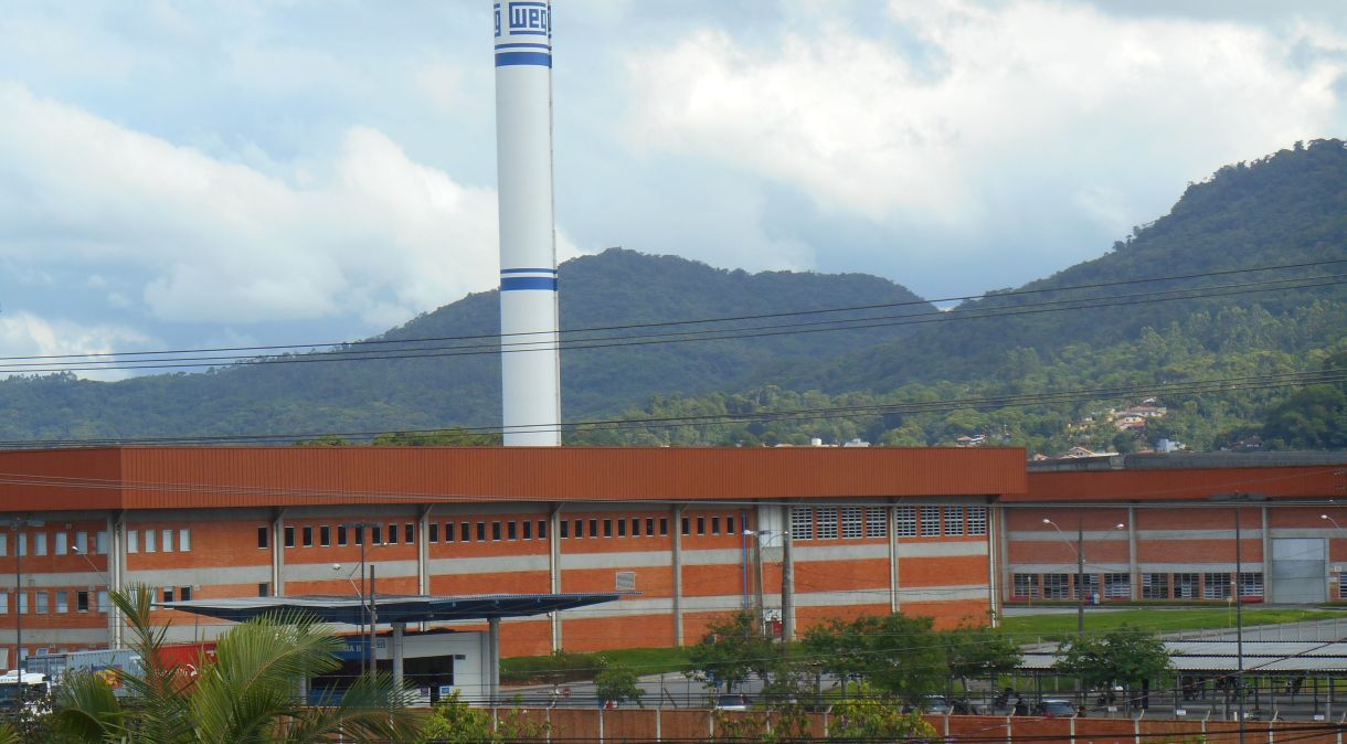 Visão frontal da fábrica "Weg II, Asa Leste" localizada em Jaraguá do Sul, SC