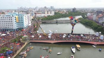 Tradicional estrutura que representa o Carnaval recifense terá 28 metros de altura e pesará 70 toneladas; este ano, 2 milhões de foliões devem curtir o bloco no sábado de Zé Pereira