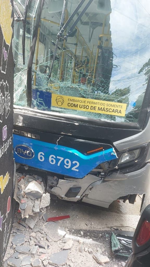 Ônibus danificado após acidente em São Paulo