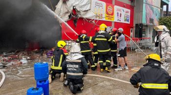 Incêndio aconteceu em uma distribuidora de bebidas da região; três viaturas foram deslocadas, com um total de oito bombeiros militares