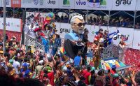 Galo da Madrugada retorna ao carnaval do Recife e arrasta multidão