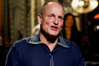 Woody Harrelson faz discurso antivacina durante abertura do Saturday Night Live e é criticado