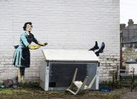 Mural de Banksy sobre violência doméstica é adulterado por conselho da prefeitura de Londres