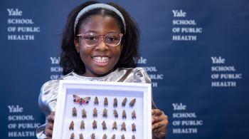 Escola de Saúde Pública de Yale realizou uma cerimônia para celebrar os esforços de Bobbi para erradicar a espécie de mosca invasora em janeiro