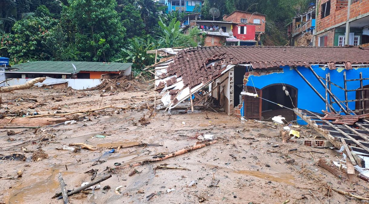 Chuvas provocam estragos no litoral de São Paulo
