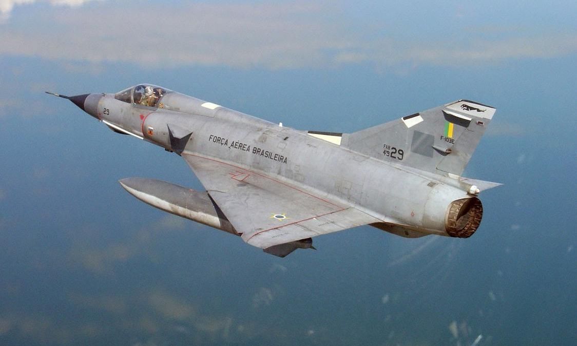 Jato "Mirage III", primeiro avião supersônico operado pela Força Aérea Brasileira, que atuou na defesa do espaço aéreo brasileiro, realizando interceptações e uma variada gama de missões, de 1972 a 2005.