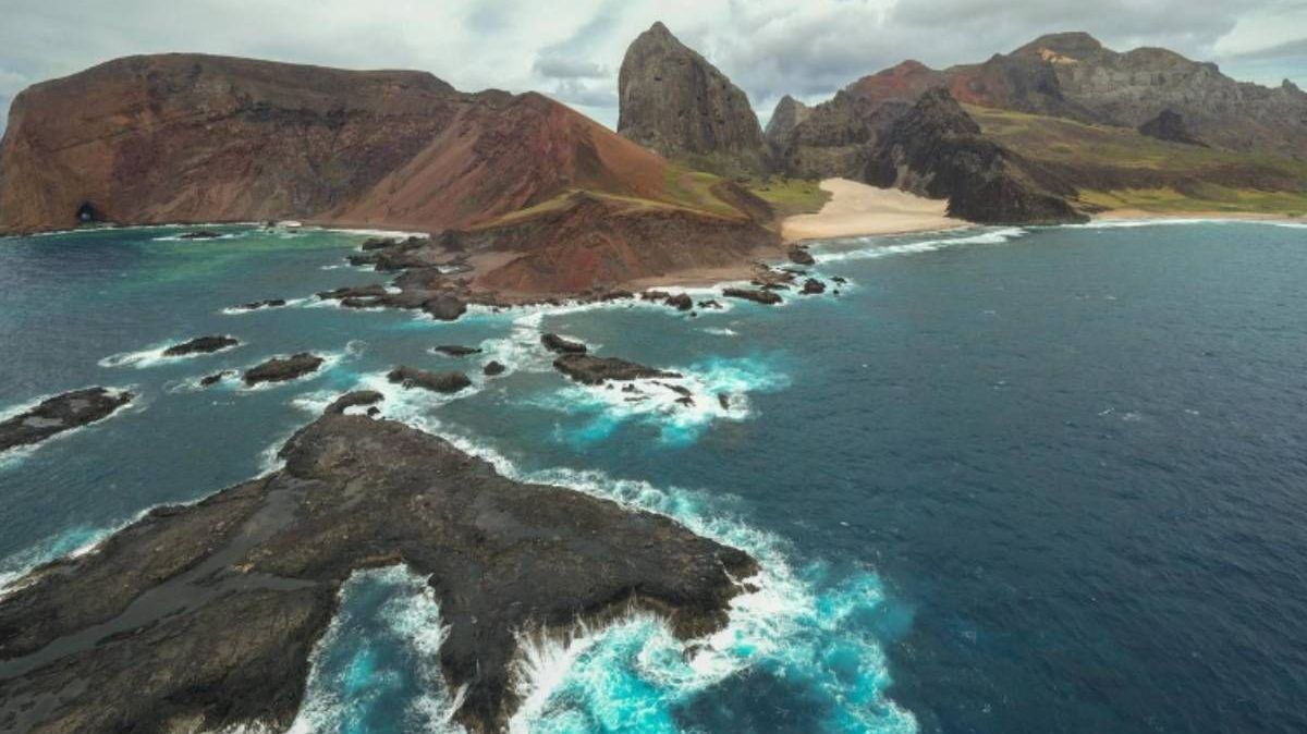 Ilha da Trindade – ilha vulcânica localizada a 1.140 quilômetros de Vitória, capital do Espírito Santo.