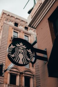 CEO da Starbucks diz que “as coisas deram errado” para jovens