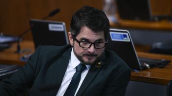 Ambos trataram sobre atual situação do senador, que alvo de mandado de busca e apreensão na semana passada; após encontro, ele buscou atendimento médico no Congresso Nacional