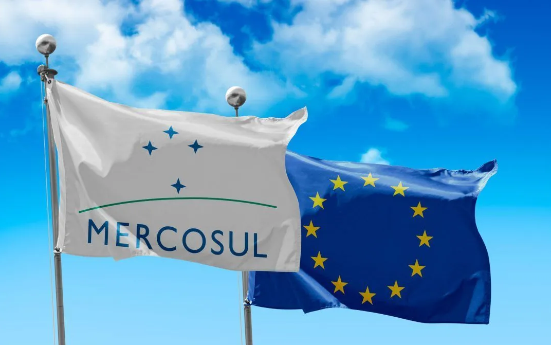 Bandeiras do Mercosul e da União Europeia.