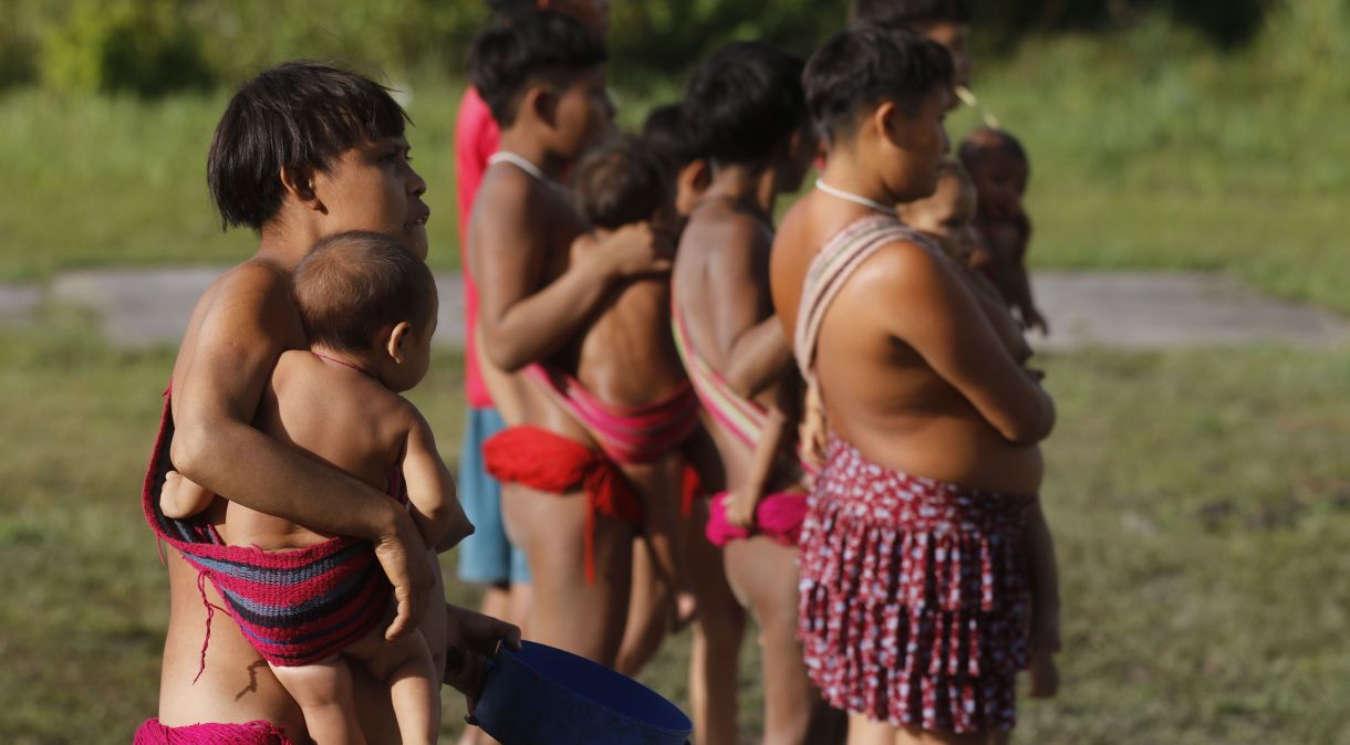 Mulheres e crianças em Surucucu, na Terra Indígena Yanomami, em Roraima