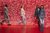 Desfile da Diesel da Semana de Moda de Milão abre em cenário de 200 mil preservativos