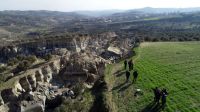 Terremoto criou um abismo profundo no meio de um terreno turco de oliveiras