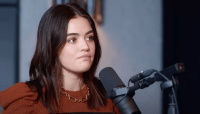 Atriz de Pretty Little Liars fala sobre luta contra o alcoolismo: “Tentando desde os 20 anos”