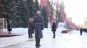 Imagens mostram o presidente russo frente à coroa de flores no monumento no Alexander Garden nesta quinta-feira (23)