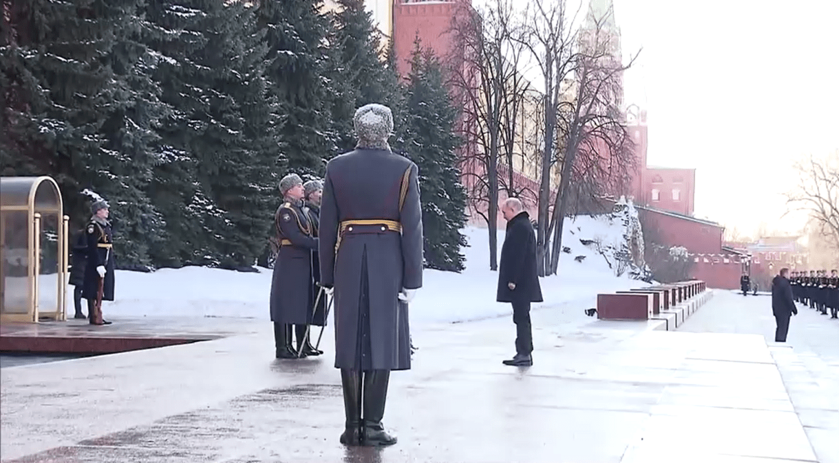 Putin homenageia soldados mortos nesta quinta-feira (23)