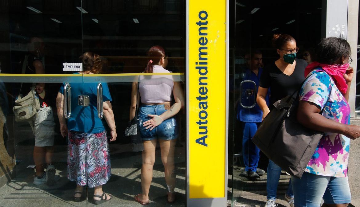 Filas se formam em frente a bancos e supermercados no Famengo, zona sul da cidade.