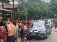 Pessoas fazem fila para comprar comida em São Sebastião (SP) após chuvas