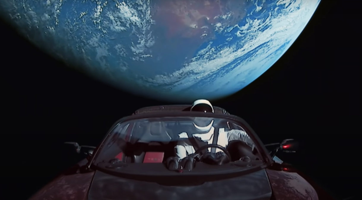O Tesla Roadster lançado ao espaço em 2018 na primeira missão do foguete Falcon Heavy. Atrás do volante estava um manequim vestido com traje espacial, apelidado de Starman.