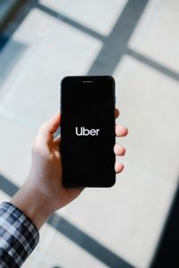 Dentaduras, maconha e sabre de luz: Uber dos EUA divulga relatório de achados e perdidos de 2023