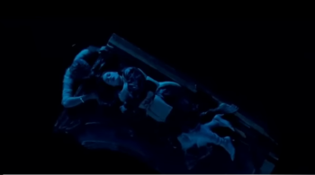 Com a ajuda dois dublês, o próprio diretor do filme, James Cameron, recriou diferentes cenários no qual o casal protagonista do filme está no mar congelante aguardando o resgate 