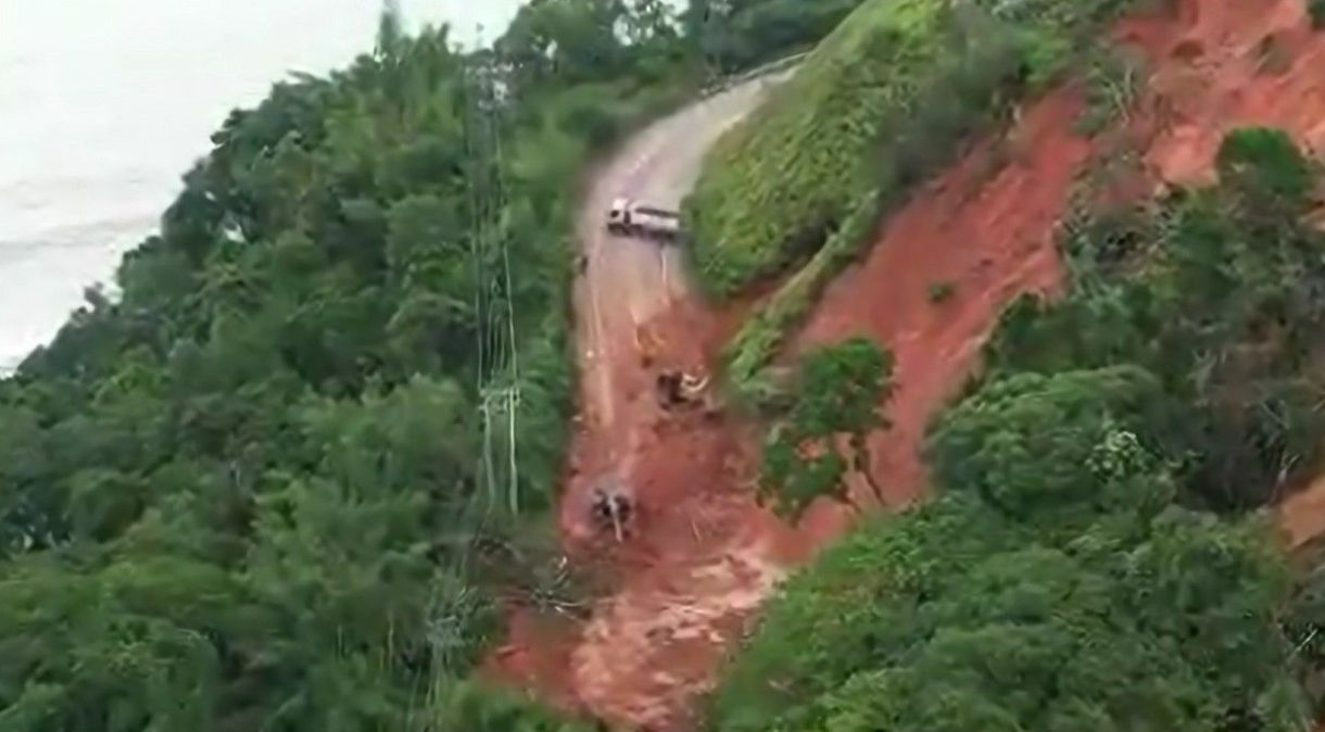 Trecho de rodovia em São Sebastião que desapareceu no meio do deslizamento de terras