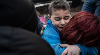 Yigit Cakmak foi repassado pelos escombros de socorrista para socorrista até finalmente estar nos braços de sua mãe que o esperava no local