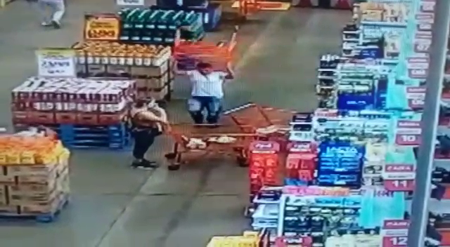 Homem joga carrinho de supermercado em mulher dentro de loja em Santo Antônio do Descoberto, em Goiás