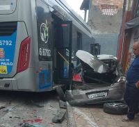 Ônibus perde o controle e atinge 4 veículos na zona sul de São Paulo; veja vídeo