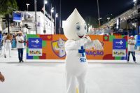 Zé Gotinha abre desfile das campeãs no Rio e marca início de campanha nacional de vacinação