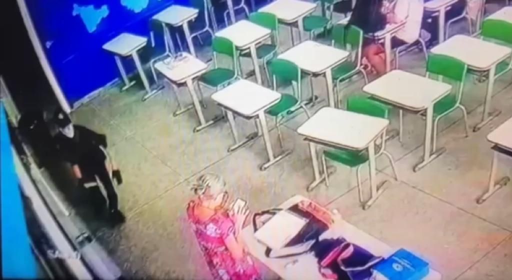 Imagens de câmera de segurança mostraram aluno de 13 anos atacando professora de 71 anos com faca.