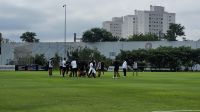 Torcedores invadem CT do Corinthians e interrompem treino para cobrar elenco