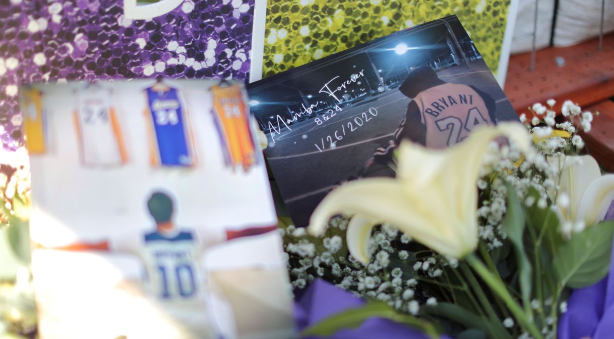 Flores e fotos depositadas por fãs são reunidas em homenagem a Kobe Bryant, em Los Angeles