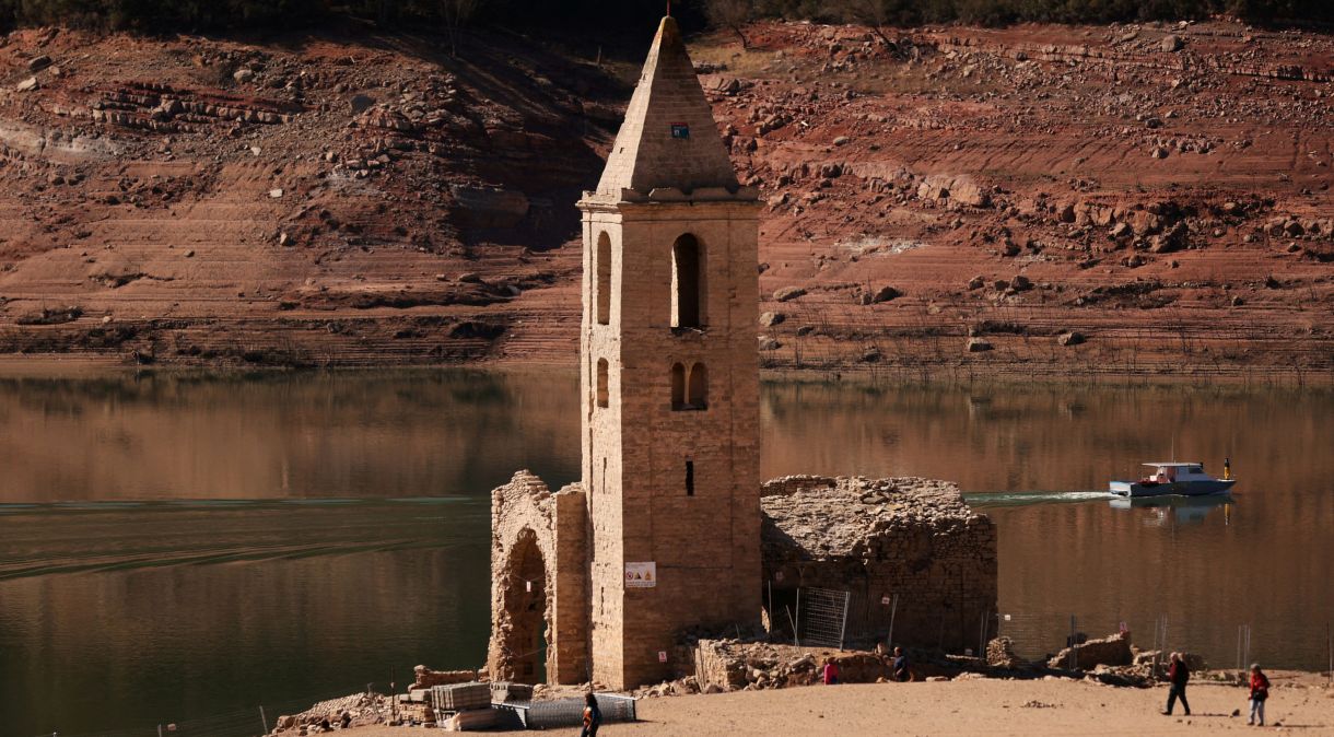 Torre de igreja ressurge após reservatório secar na Espanha