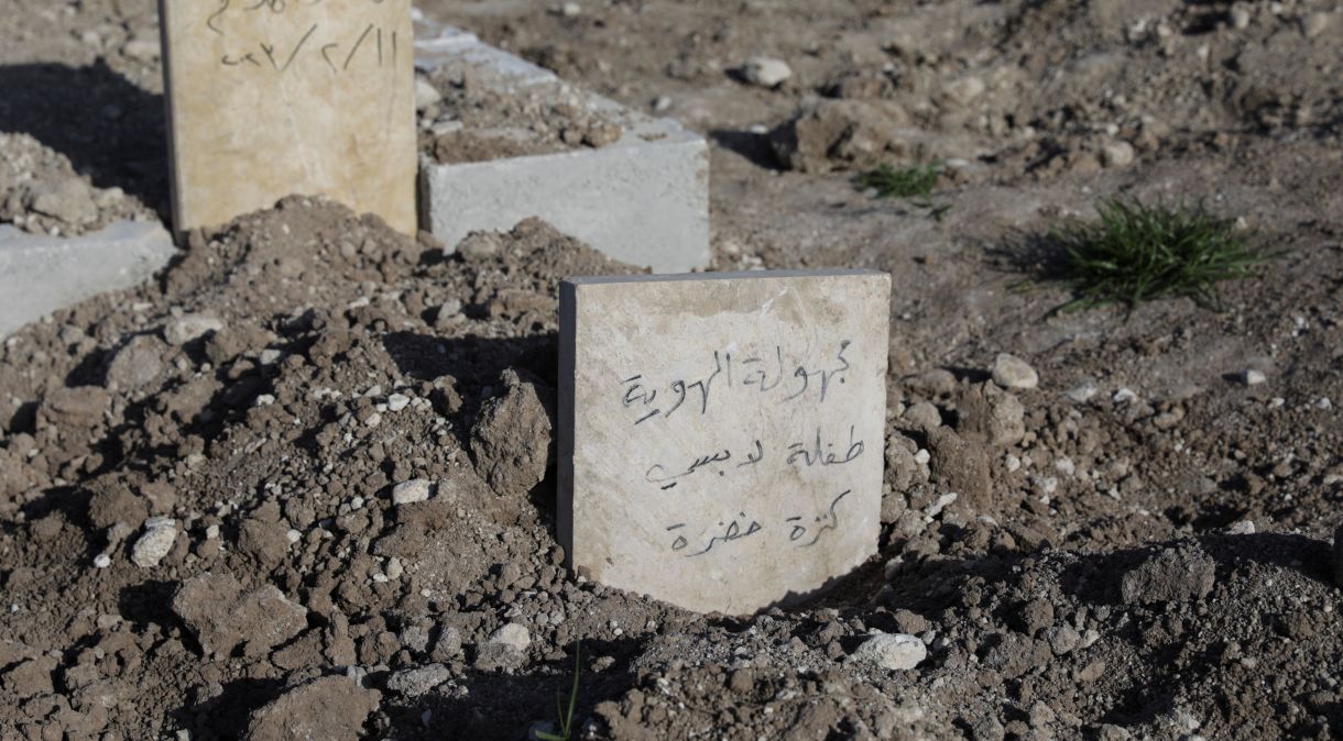 Lápide demarca local de enterro de garota "desconhecida" em cemitério, em Jandaris, Síria.