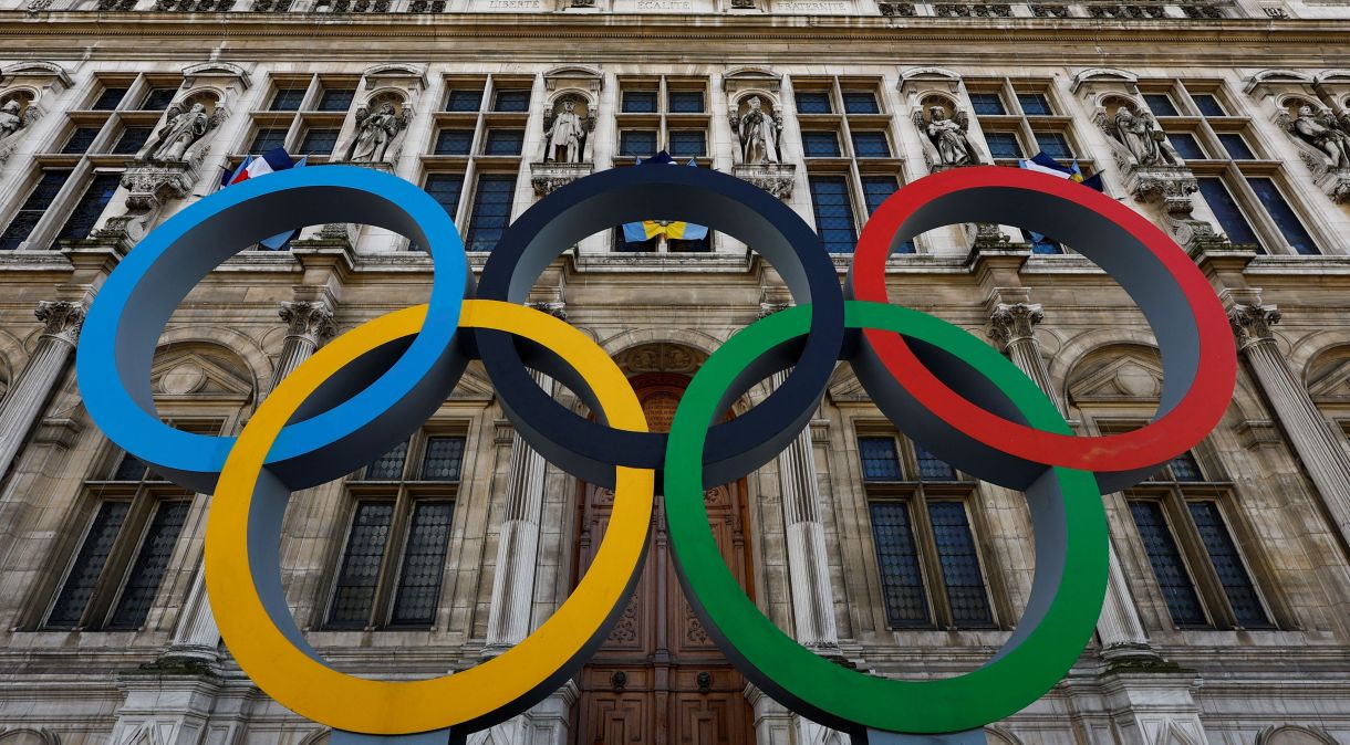 Anéis olímpicos em fachada de hotel em Paris