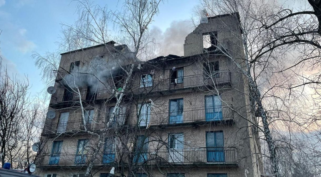 Vista de edifício destruído após bombardeio, em Kiev, Ucrânia