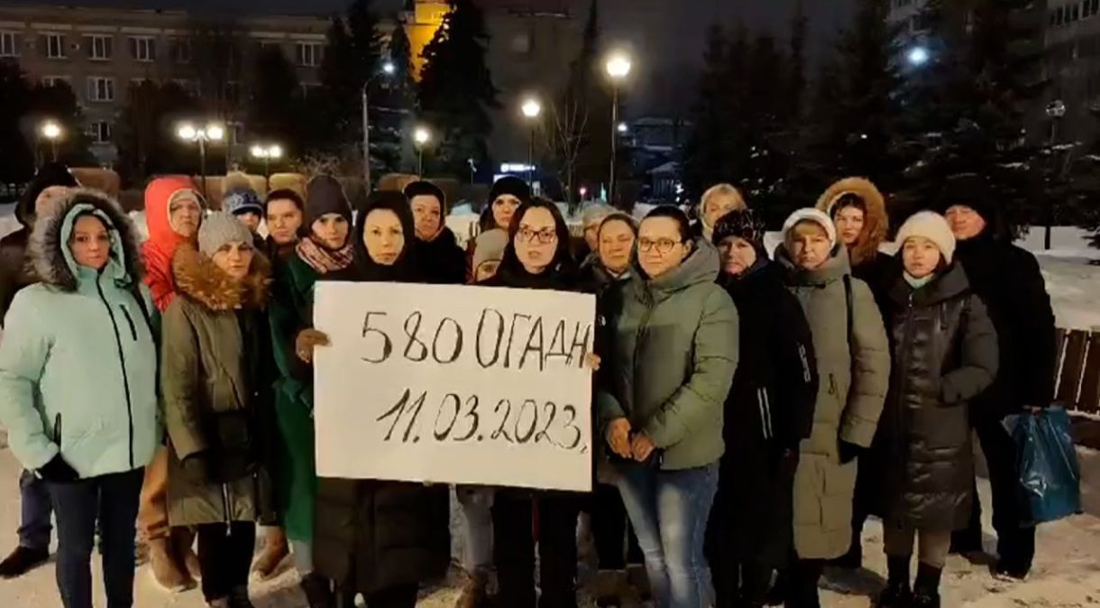 O grupo segurava uma placa em russo que diz: "580 Divisão de Artilharia de Howitzer Separada".