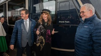 Novo trem Golden Pass Express , que vai de Montreux, no Lago de Genebra, a Interlaken, no centro da Suíça, país onde estrela mora há dez anos