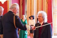 Brian May, guitarrista do Queen, recebe o título de cavaleiro do rei Charles 3º