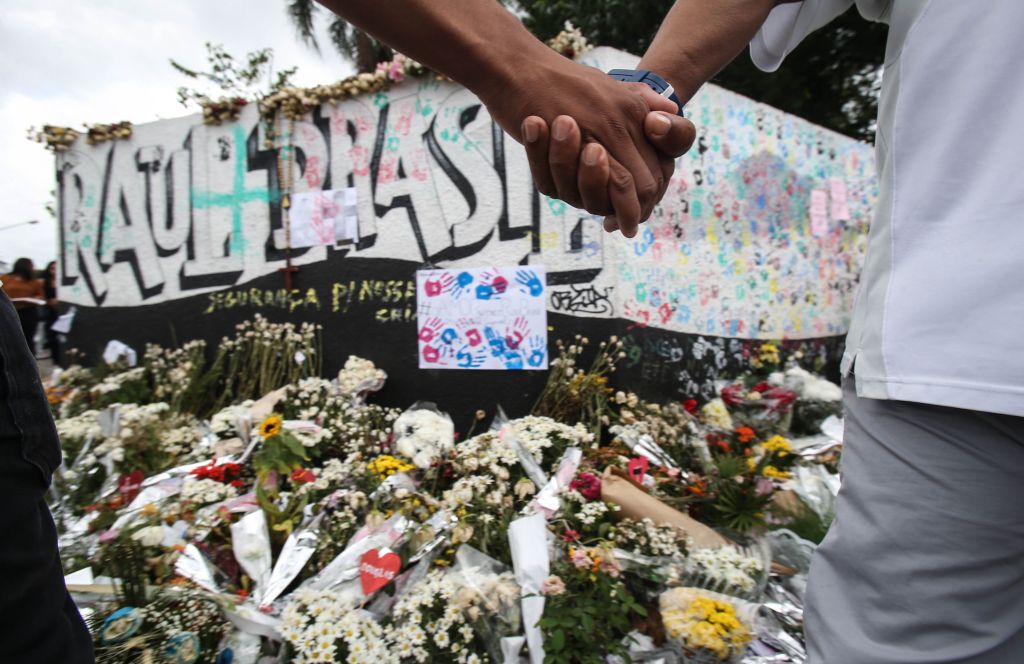 Após ato ecumênico na quadra em homenagem às vítimas do massacre de Suzano, parentes, amigos e alunos realizaram um abraço coletivo no entorno da Escola Estadual Raul Brazil, em Suzano